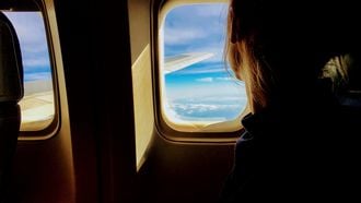Columniste Brenda in het vliegtuig naar china