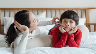 Moeder die haar kind 50 vragen stelt om hem beter te leren kennen
