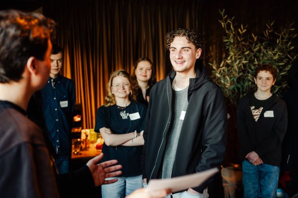 Milan (16) spreekt tijdens de Nationale Herdenking: 'Vrijheid doorgeven betekent dat je niet alleen aan jezelf denkt'