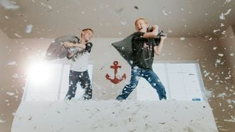 kind bij vriendjes spelen