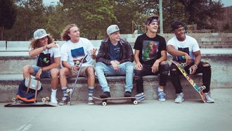 groepsvorming jongeren op een skatebaan