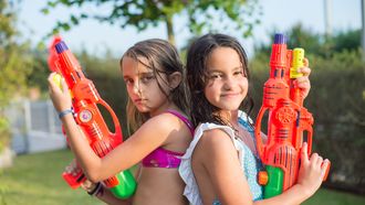 kinderen afkoelen op school waterpistoolgevecht