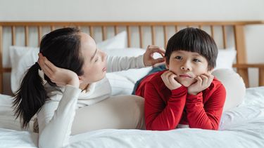 Moeder die haar kind 50 vragen stelt om hem beter te leren kennen