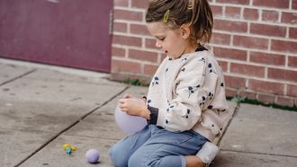 samen spelen en alleen spelen spelletjes buiten spelen