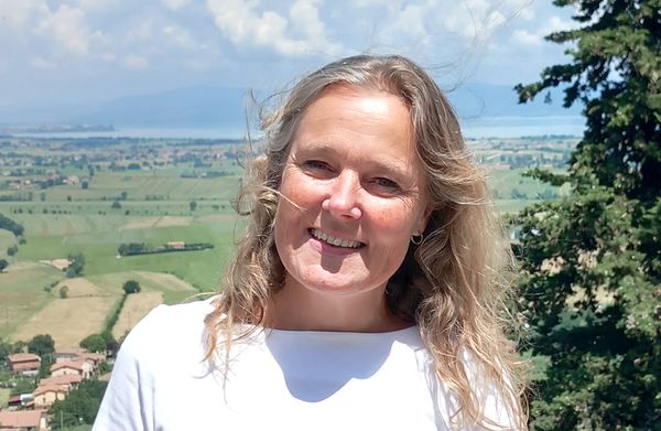 Antoinette Smit is zorgethicus, onderzoeker en voormalig schoolleider, die zich richt op de spanningsruimte tussen beleid en praktijk in het onderwijs.
