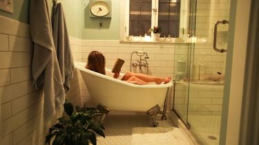 vrouw neemt tijd voor haarzelf in een bad