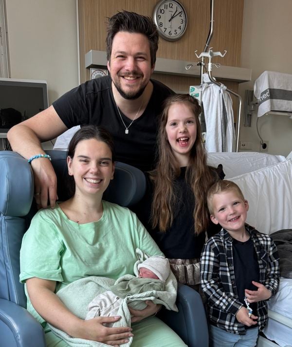 Edwin kon als eerste zoontje Luca in zijn armen nemen. “Ik was ontzettend trots dat ik hem kon vasthouden. Ondanks mijn verdriet was ik heel blij dat hij er was en dat ik hem eindelijk bij me had.”
