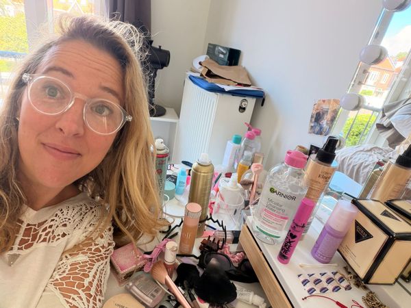Moet je je als ouder zorgen maken over de skincare-routine van je tienerdochter? ‘Wees nieuwsgierig naar wat ze met al die producten denkt op te lossen’