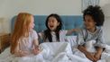 logeren - meisjes in een bed