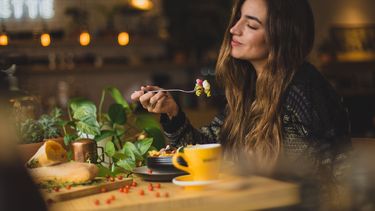 vrouw eet gezonde snacks als je borstvoeding geeft