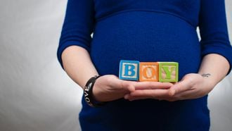 Zwangere vrouw die het geslacht van de baby laat zien