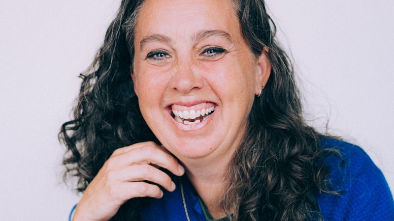 Clarine Corstens is GZ-psycholoog, systeemtherapeut i.o. en gespecialiseerd in het begeleiden van ouders van jongeren met een eetstoornis.
