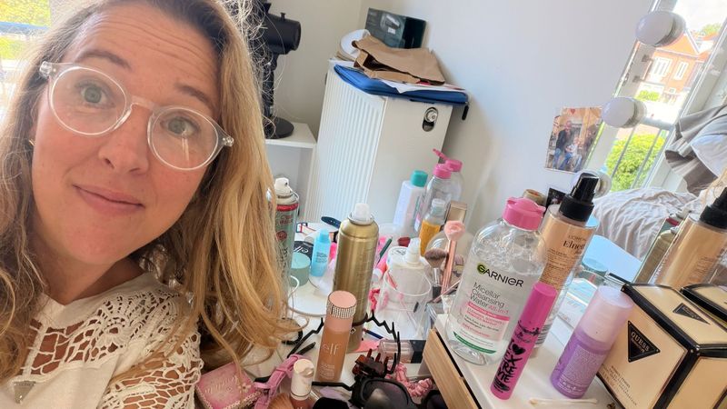 Moet je je als ouder zorgen maken over de skincare-routine van je tienerdochter? ‘Wees nieuwsgierig naar wat ze met al die producten denkt op te lossen’