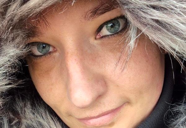 Corlien (35) over opgroeien in een pleeggezin: ’Ik ben de moeder geworden die ik zelf zo nodig had’