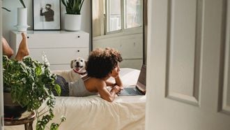 Vrouw die op het internet zoekt of ze aan haar baarmoedermond kan voelen of ze zwanger is