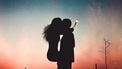 Een man en vrouw heel verliefd in hun relatie