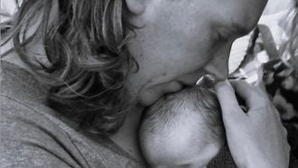 Vrouw houdt een baby vast