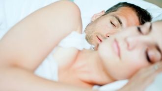 dromen / man en vrouw slapen in bed