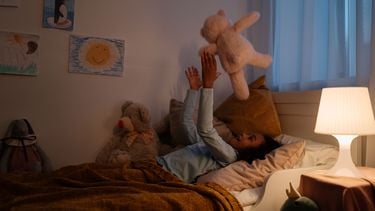 Kind dat wakker ligt in bed met volle maan