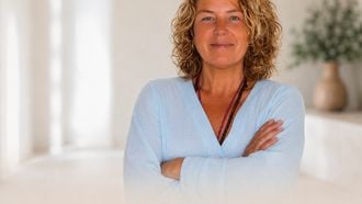 Francis Bak-van Leeuwen is trauma- en gedragstherapeut, auteur en expert in de impact van grote verandering op kinderen.