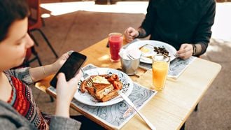 smartphone aan tafel
