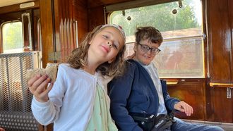 Dessies dochter (5) is jonge mantelzorger voor haar broer: ‘Ik vind het moeilijk dat ik haar niet de zorgeloosheid kan bieden die ik voor ogen had’