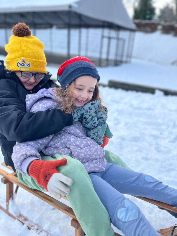 Dessies dochter (5) is jonge mantelzorger voor haar broer: ‘Ik vind het moeilijk dat ik haar niet de zorgeloosheid kan bieden die ik voor ogen had’