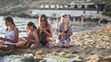 tiener zelfstandig op vakantie - jongeren op het strand