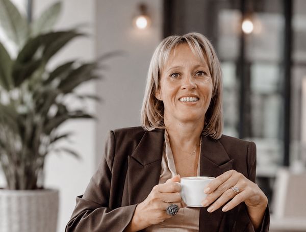 Moeder (50) over loslaten en vertrouwen: ‘Ik leerde dat mijn pubers veel meer zelf kunnen dan ik dacht’