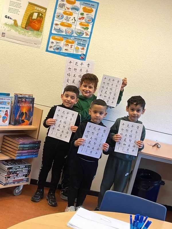kinderen leren Chinees in de klas van Binic