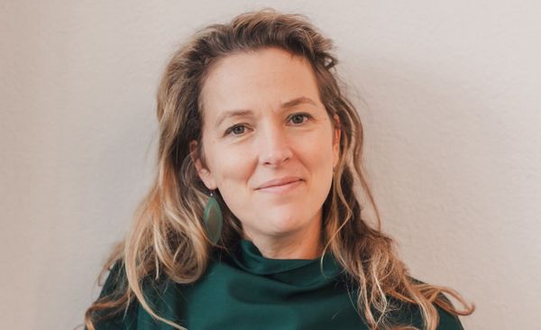 Orthopedagoog pleit voor minder controle in het ouderschap: ‘We volgen onze kinderen voortdurend, maar zien we ze nog wel écht?’