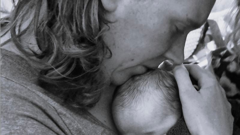 Vrouw houdt een baby vast