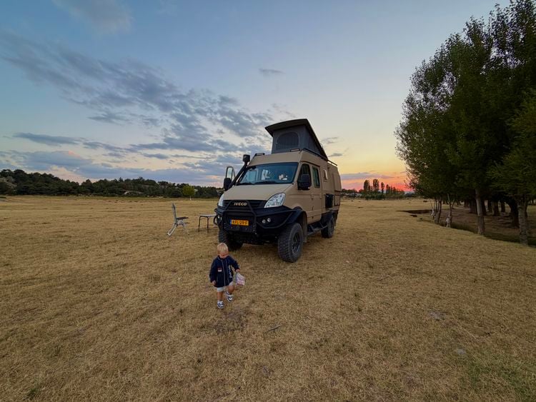 Gezin verruilt huis en zekerheid voor een camper van twaalf vierkante meter: ‘Een kind krijgen is iets anders dan je dromen opgeven’