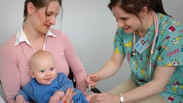 Baby krijgt vaccinatie prik