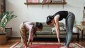 vrouw en kind doen yoga