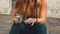 Opvoedexpert Kina betrapt haar dochter (14) op vapen: ‘Zelf probeerde ik ook een trekje’