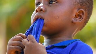 kinderen die op kleding kauwen