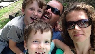 Eline (49) over de mentale schok van het moederschap: ‘Iedereen doet maar wat, dat had ik veel eerder willen weten’