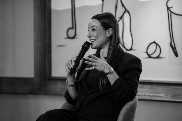 Financieel expert Azza Caron Wijnen (33) begon kort na de geboorte met haar dochters beleggen.