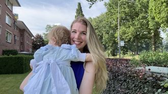 Momfluencer Celine Charlotte maakt podcasts voor haar dochters
