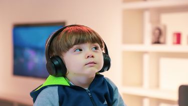 Een kind met een koptelefoon op die wegkijkt: wat als je kind niet luistert: