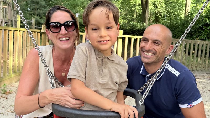 De zoon van Lucas en Priscilla heeft het Phelan-McDermid syndroom: ‘Ravi laat ons iedere dag zien dat liefde geen woorden nodig heeft’