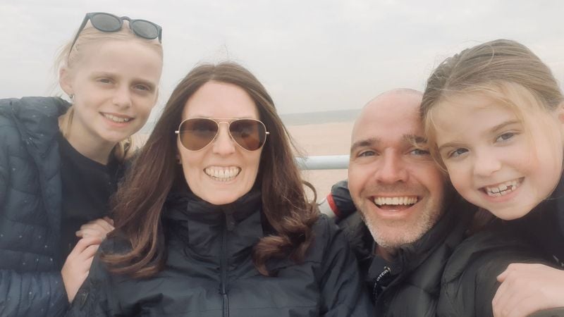 Nadat Lars’ vrouw Janet ongeneeslijk ziek werd en in 2022 overleed, bleef hij alleen achter met hun twee jonge dochters en leerde hij stap voor stap het verdriet én het geluk weer toe te laten