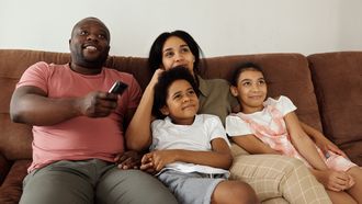 Gezin dat met zijn allen kinderfilms op Netflix kijkt