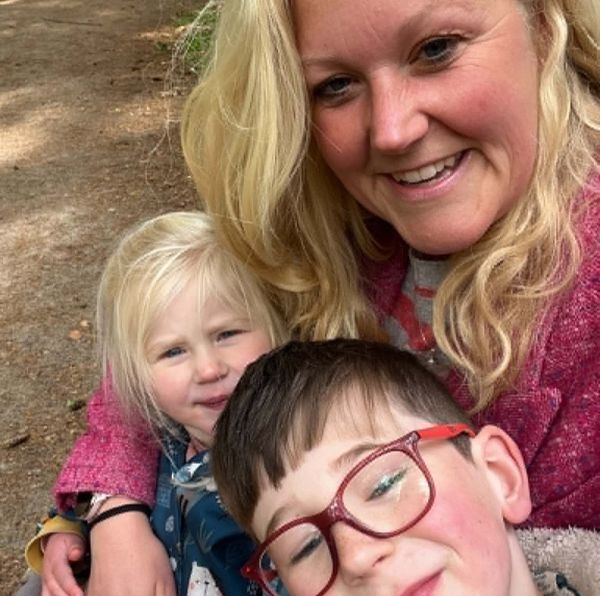 Rieneke (43) verloor in korte tijd allebei haar ouders: ‘Mijn dochter heeft ze nooit gekend’