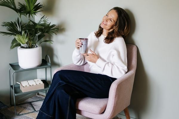 Monique Crooij artikel eetstoornis zittend in stoel