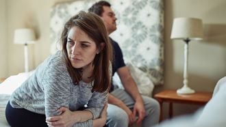 Stelletje dat ruzie maakt in de slaapkamer en klaar is voor een relatie time-out