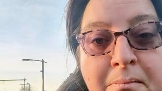 Vrouw op het perron van een treinstation