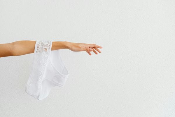 Gigi (35): ‘Ik betrapte mijn schoonvader terwijl hij aan mijn onderbroek rook’