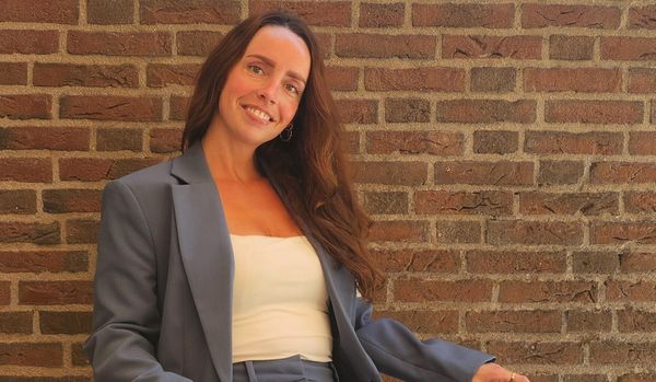 Sandra (31) over opgroeien in de pleegzorg: ‘Ik dacht jarenlang dat er niet veel in mij zat’